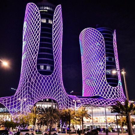 Century Marina Hotel - Lusail Eksteriør bilde The Al Hamra Towers at night