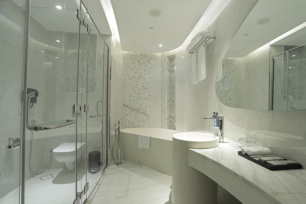 Century Marina Hotel - Lusail Eksteriør bilde A modern bathroom