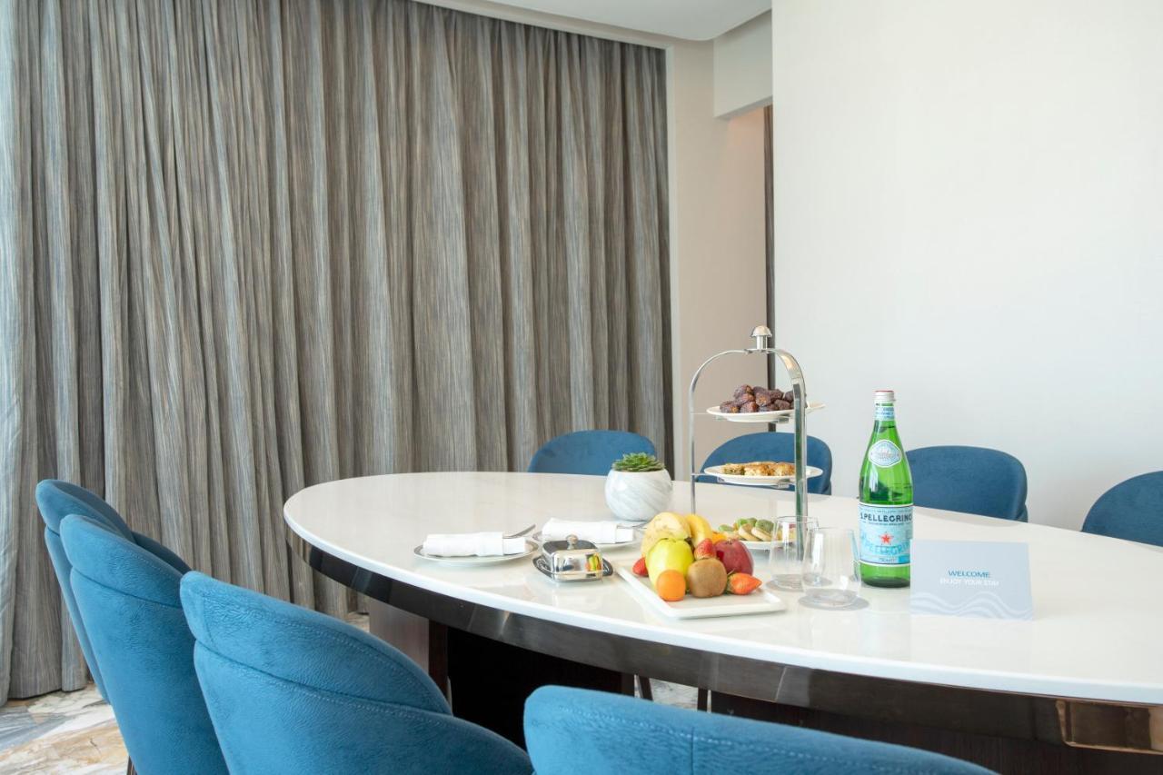Century Marina Hotel - Lusail Eksteriør bilde A table with a bottle of mineral water