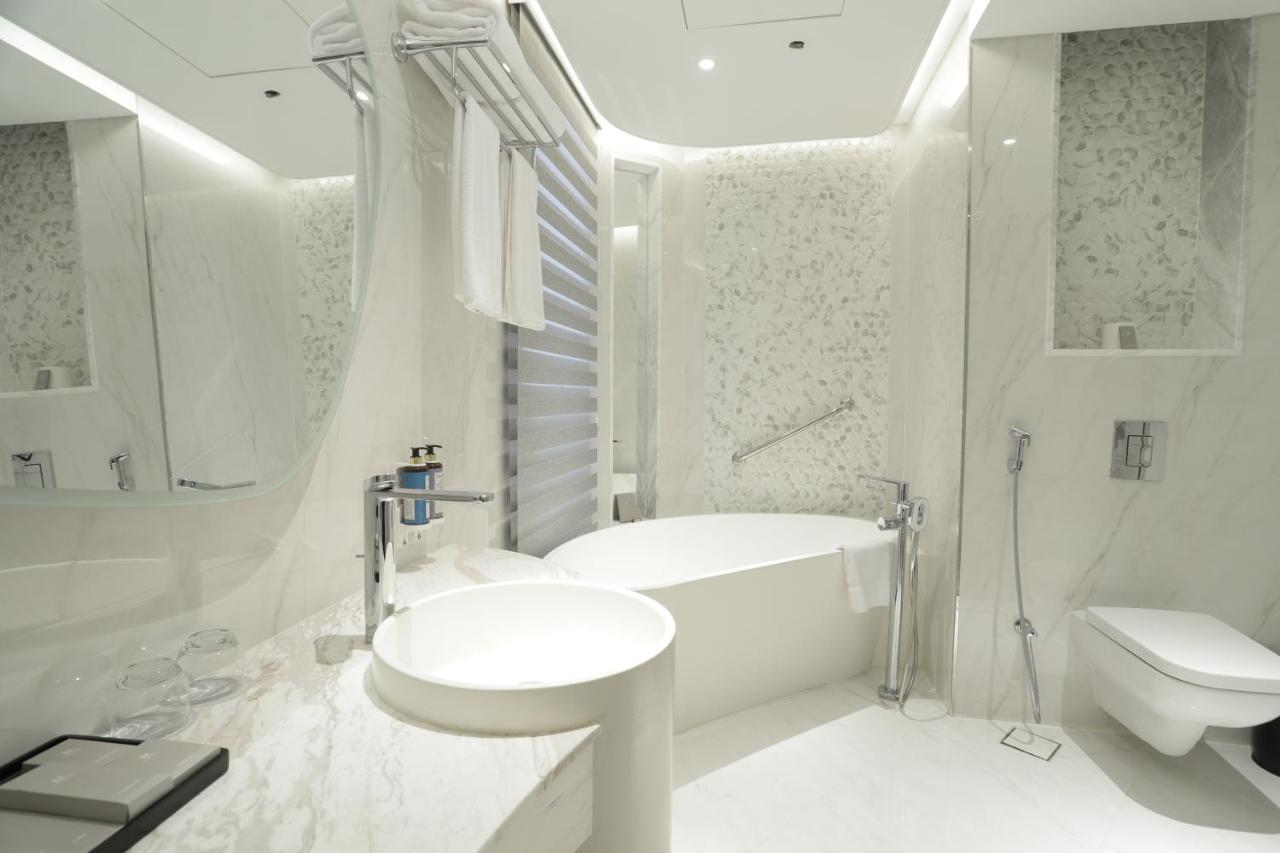 Century Marina Hotel - Lusail Eksteriør bilde Bathroom