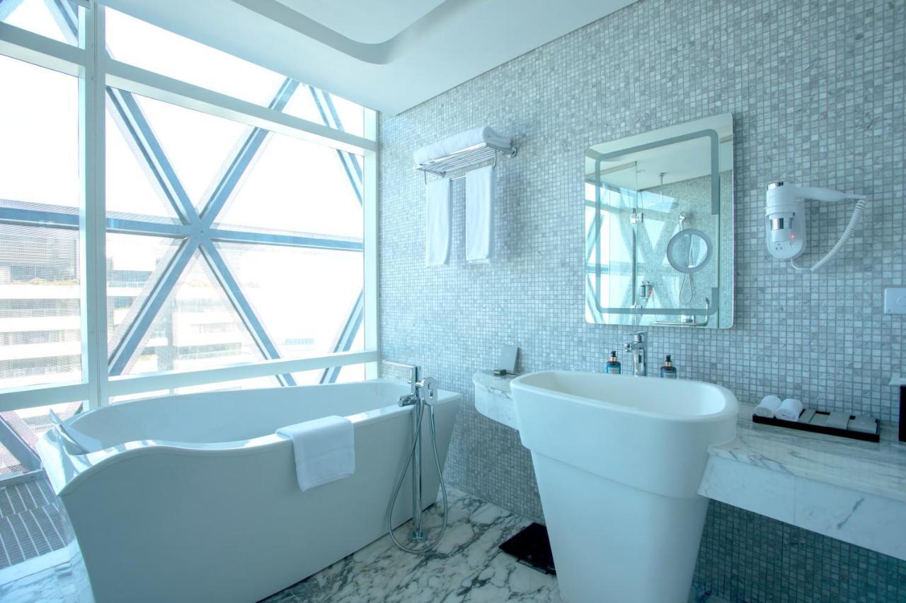 Century Marina Hotel - Lusail Eksteriør bilde Bathroom