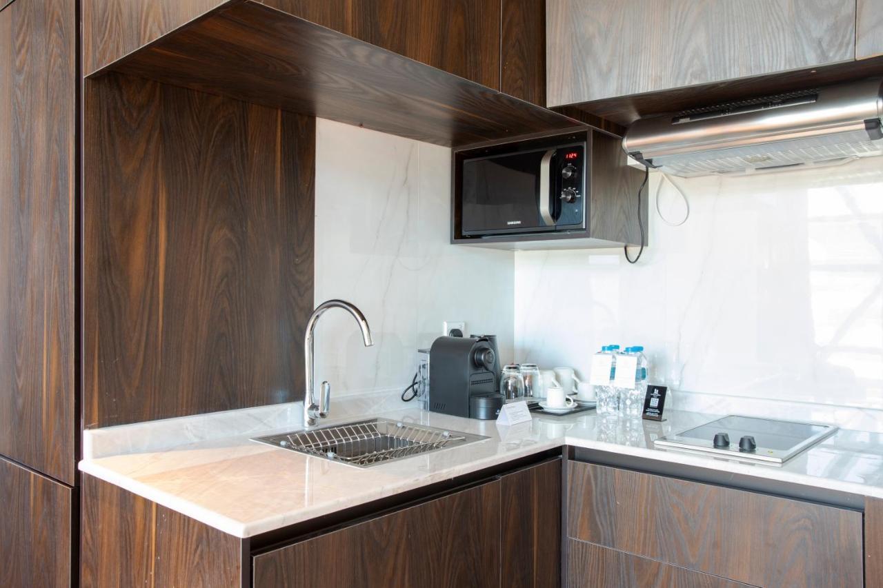 Century Marina Hotel - Lusail Eksteriør bilde A kitchen in a hotel
