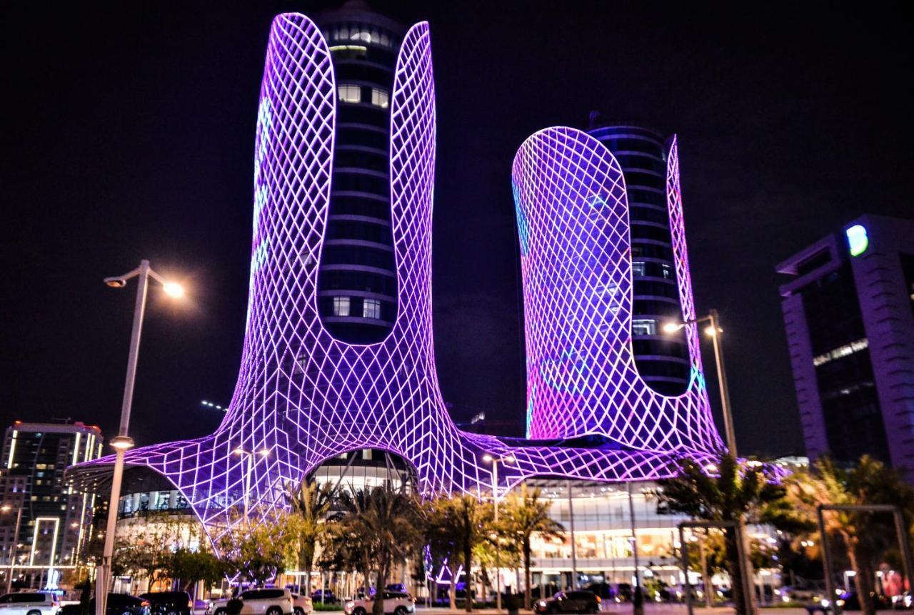Century Marina Hotel - Lusail Eksteriør bilde The Al Hamra Towers at night