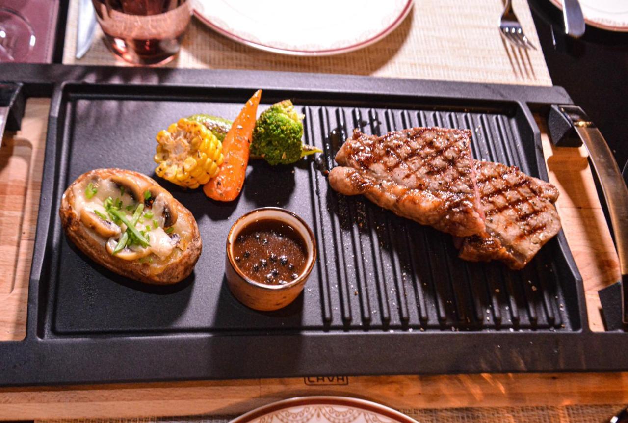 Century Marina Hotel - Lusail Eksteriør bilde A steak prepared on a griddle