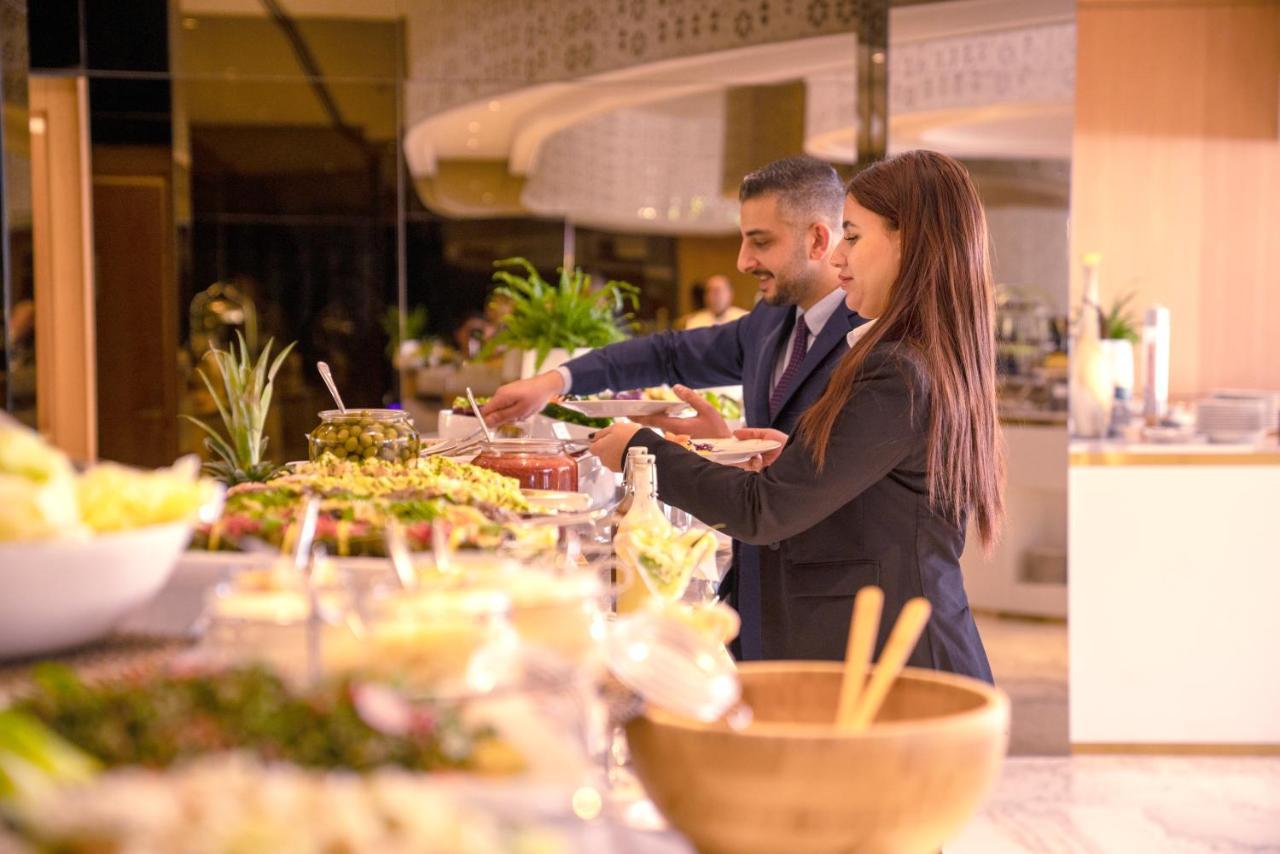 Century Marina Hotel - Lusail Eksteriør bilde A buffet at a hotel