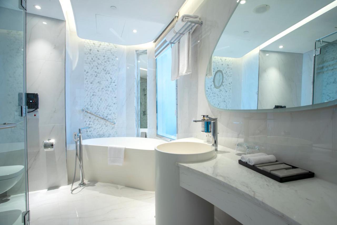 Century Marina Hotel - Lusail Eksteriør bilde Bathroom