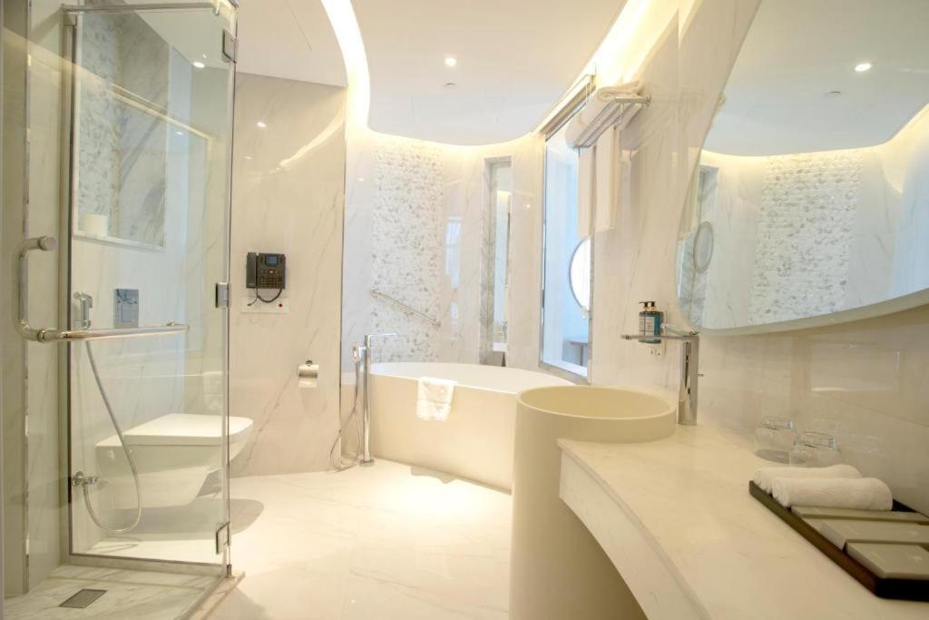 Century Marina Hotel - Lusail Eksteriør bilde Bathroom